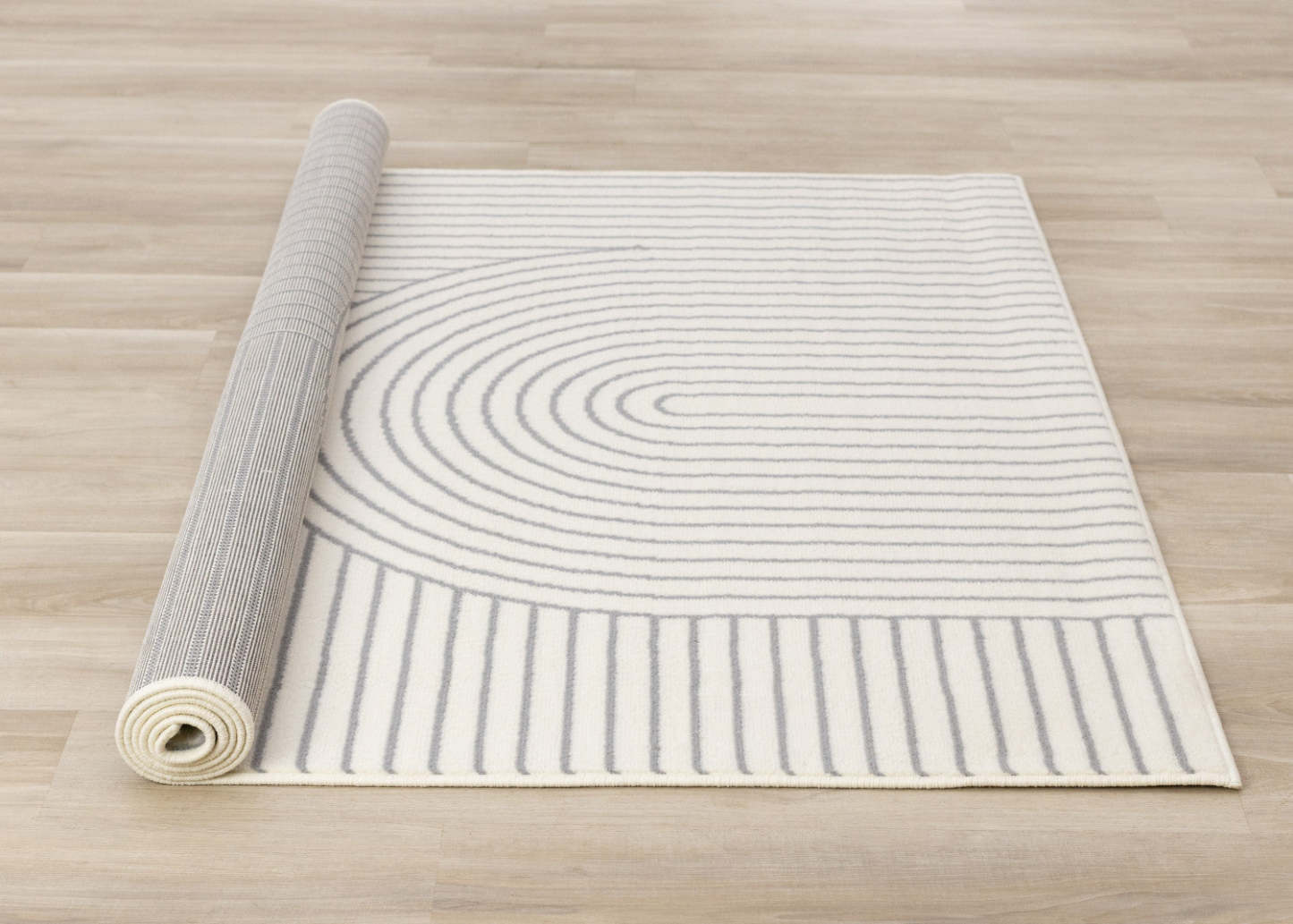 Forte White Grey Curved Arches Indoor Area Rug - 4'7 x 6'7|Carpette Forte blanche et grise à motif d’arches courbées pour l’intérieur - 4 pi 7 po x 6 pi 7 po