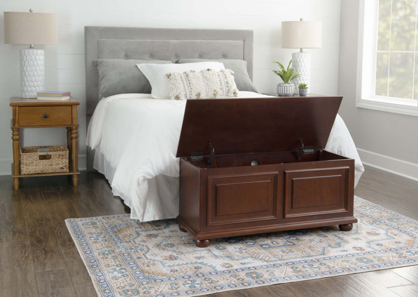 Chadwick Storage Chest - Cherry Cedar|Coffre de rangement Chadwick - cerisier avec cèdre