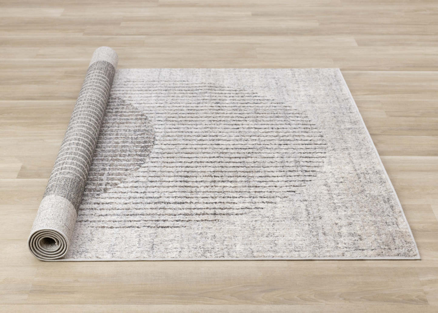 Carpette à poil court doux Solace grise et blanche à motif de cercles qui fusionnent - 5 pi 3 po x 7 pi 7 po