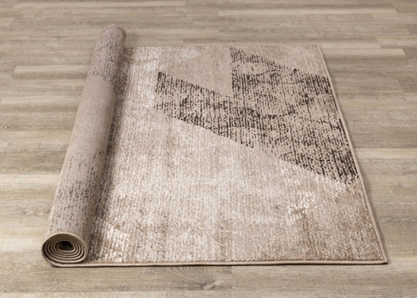 Tapis géométrique May en détresse - 5'3 x 7'7|Tapis May à motifs géométriques vieillis - 5 pi 3 po x 7 pi 7 po