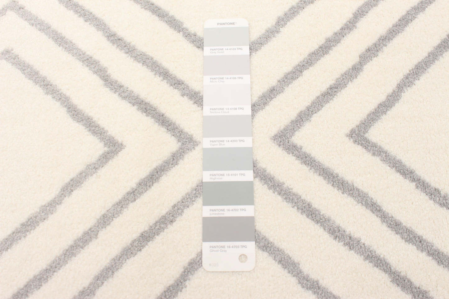 Tapis August Geod Blanc-Gris 6'7 x 9'6|Carpette August blanc géodegris 6 pi 7 po x 9 pi 6 po|D86F7U0T