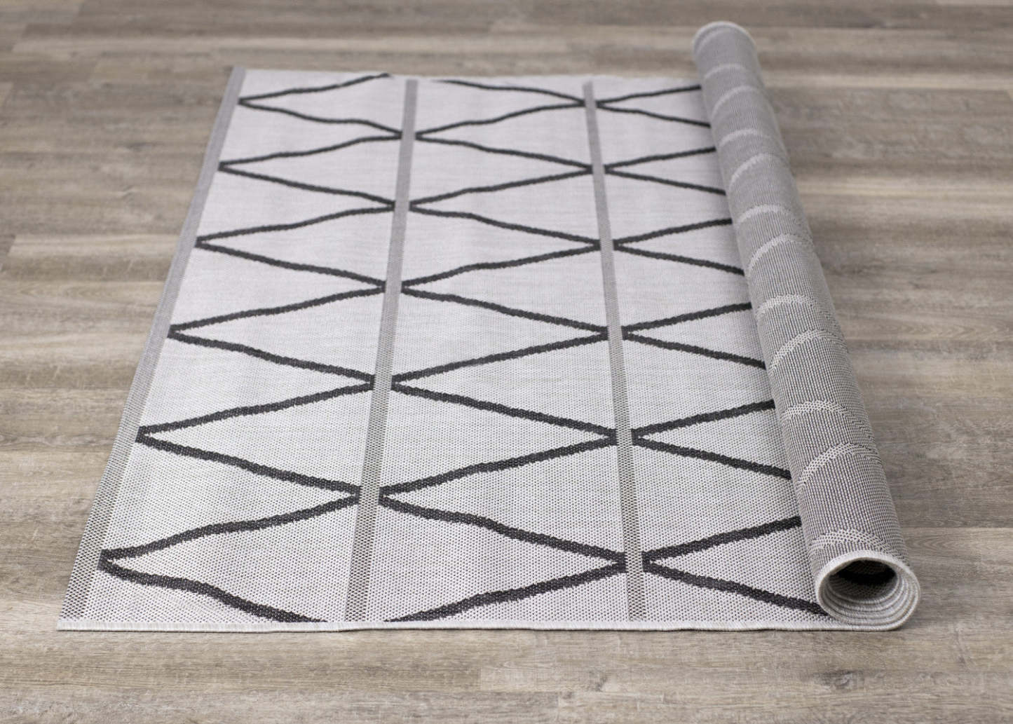 Jackson Diamond Indoor/Outdoor Area Rug - 2'8 x 4'3|Tapis Jackson à motif de diamants pour l'intérieur et l'extérieur - 2 pi 8 po x 4 pi 3 po