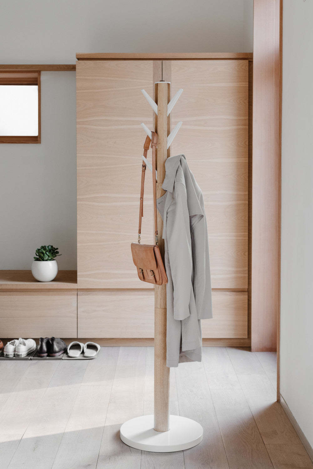 Umbra Modern Wood Flapper Coat Rack - Blanc et Naturel|Portemanteau moderne Flapper de Umbra en bois - blanc et naturel