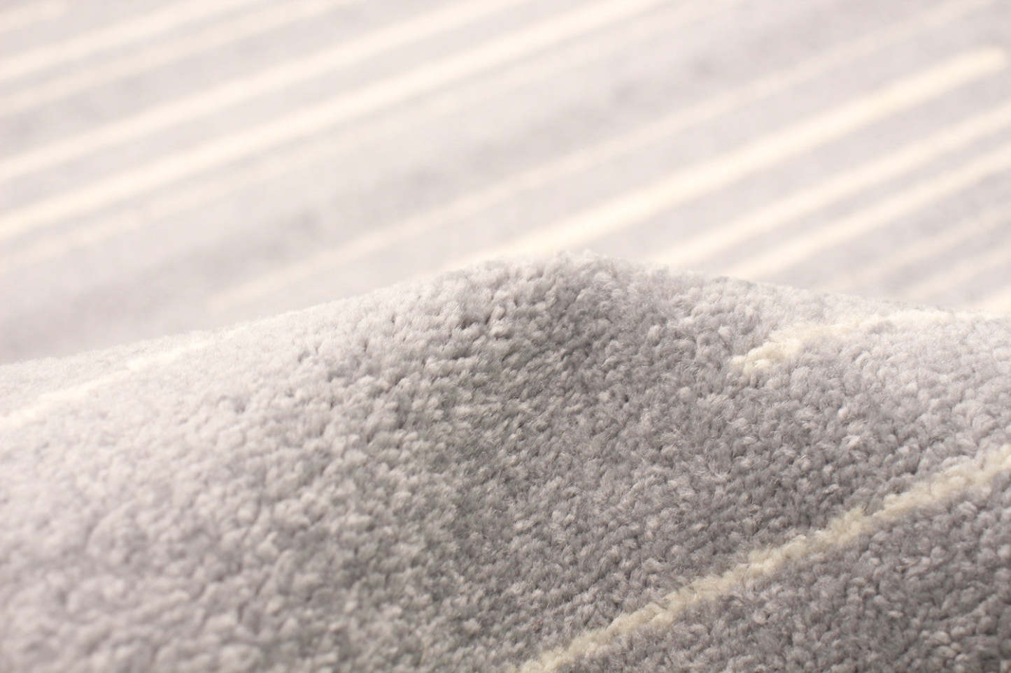 Faith Silver-Cream Area Rug - 5'3 x 7'3|Carpette Faith argent-crème - 5 pi 3 po x 7 pi 3 po| D29RF19J