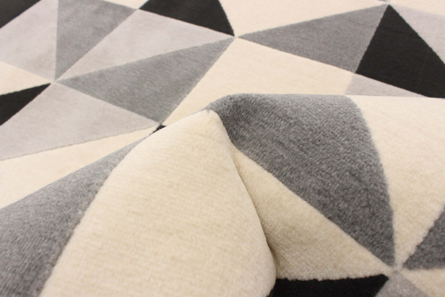 Nuria Black 3'11 x 5'7 Area Rug|Tapis Nuria noir 3 pi 11 po x 5 pi 7 po|D86FVGFS