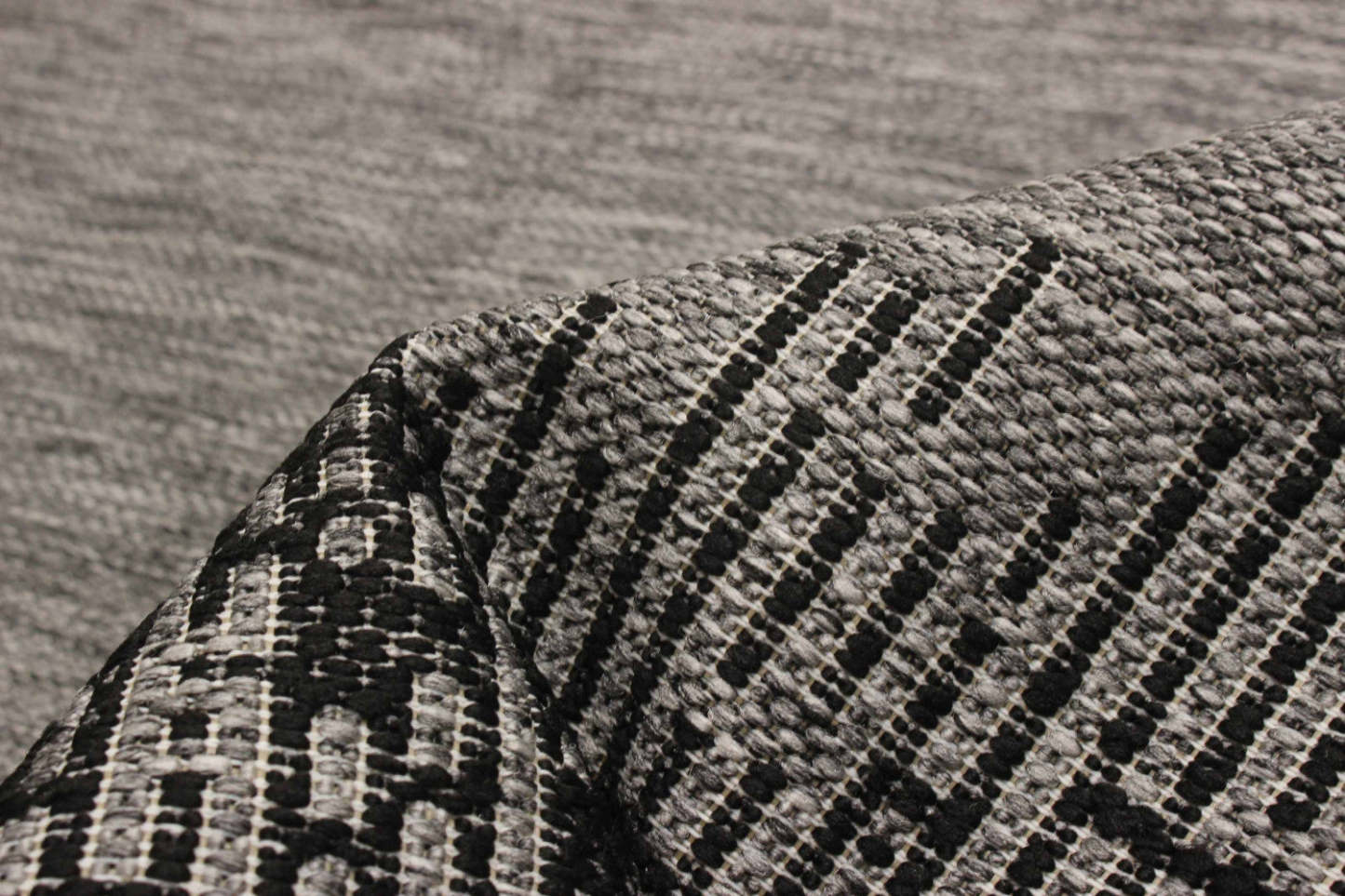 Edge Grey Area Rug - 5'0 x 8'0|Tapis de zone gris Edge - 5 pi 0 po x 8 pi 0 po