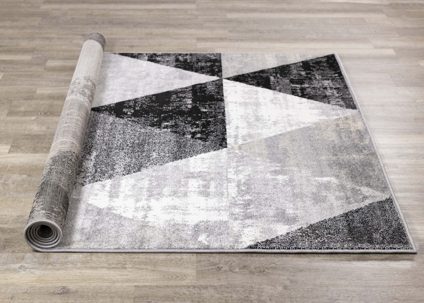 Covington Distressed Triangles Area Rug - 2'8 x 7'7|Carpette Covington à motifs de triangles vieillis - 2 pi 8 po x 7 pi 7 po