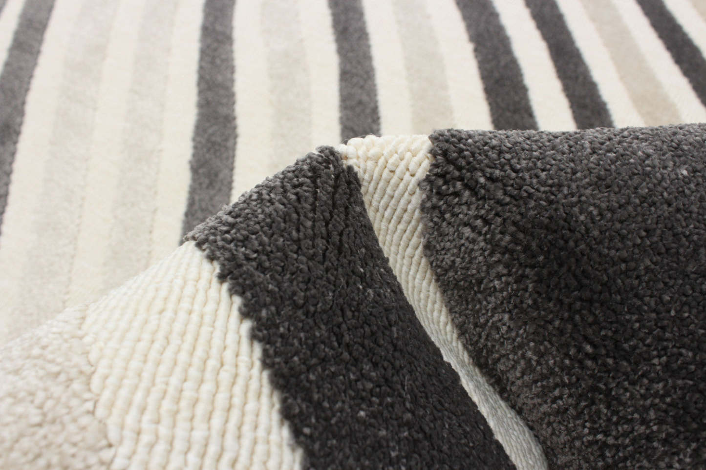 Tapis Nikkos Taupe 3'11 x 5'7|Carpette Nikkos taupe 3 pi 11 po x 5 pi 7 po|D86FRNIV