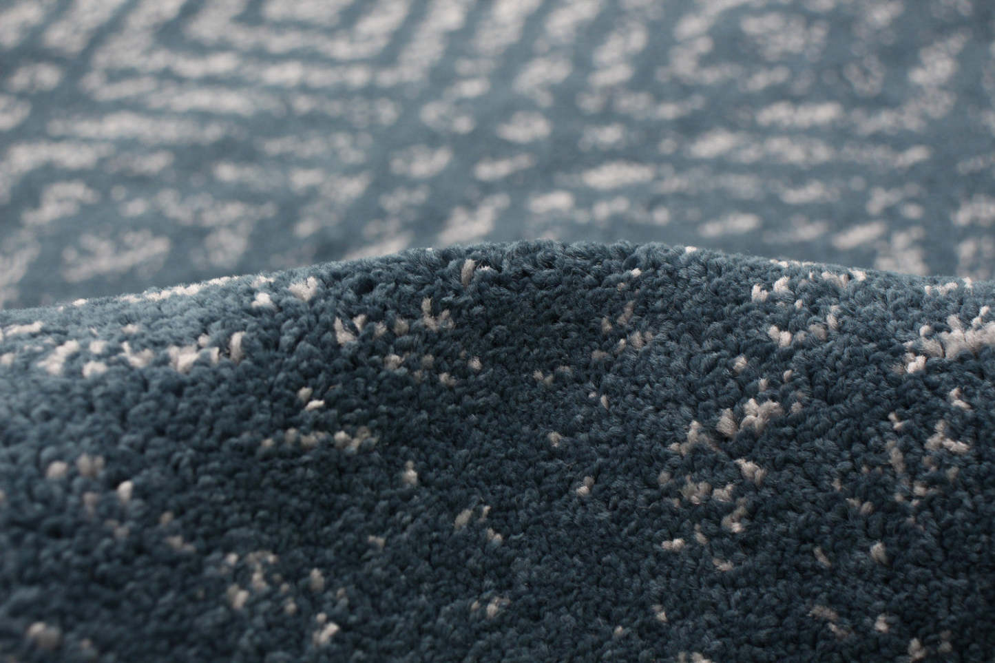 Electra Prol Area Rug - 3'11 x 5'7|Carpette Electra couleur pétrole - 3 pi 11 po x 5 pi 7 po| D2F4LY5U