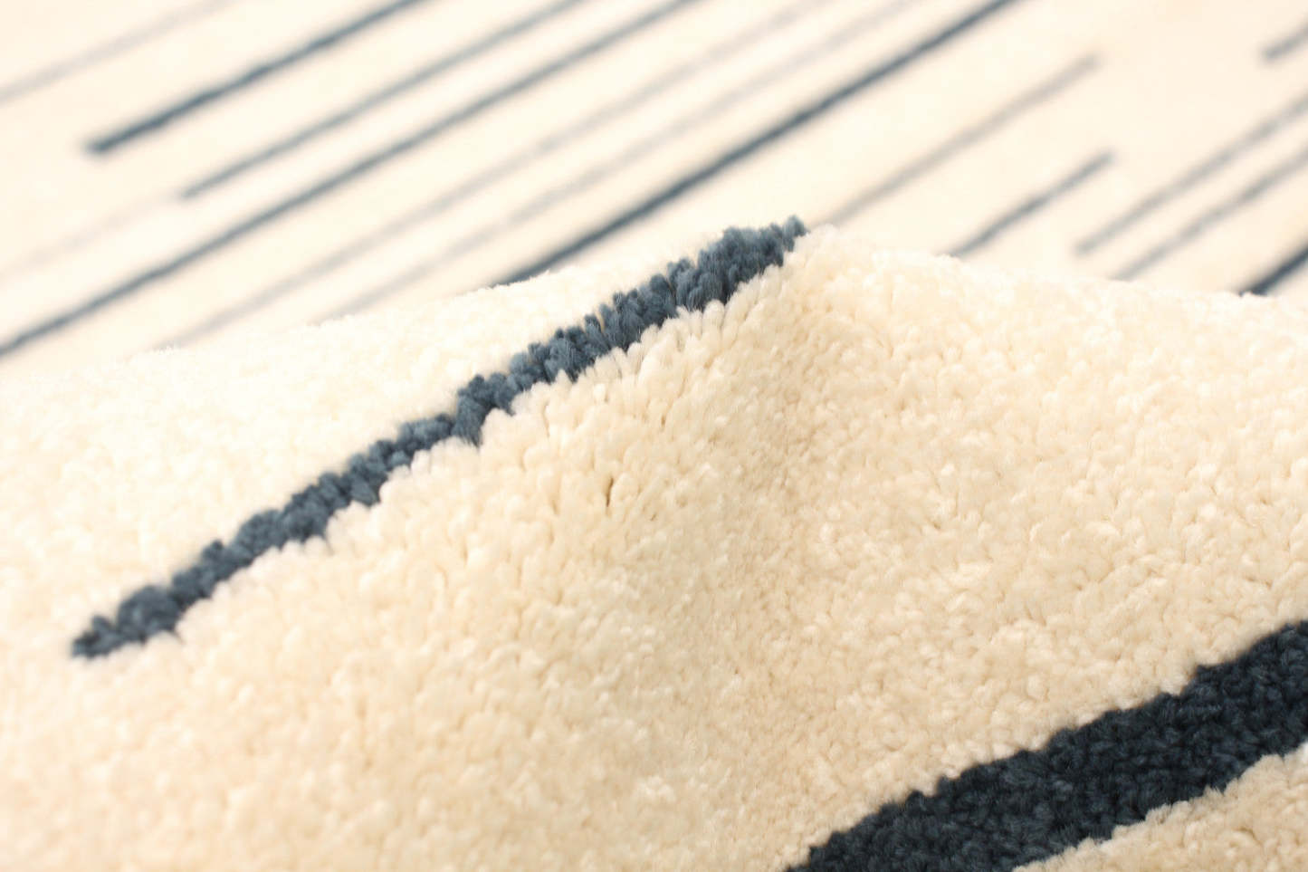 Faith Cream-Prol Area Rug - 3'11 x 5'7|Tapis Faith crème-couleur pétrole - 3 pi 11 po x 5 pi 7 po| D2978NT9