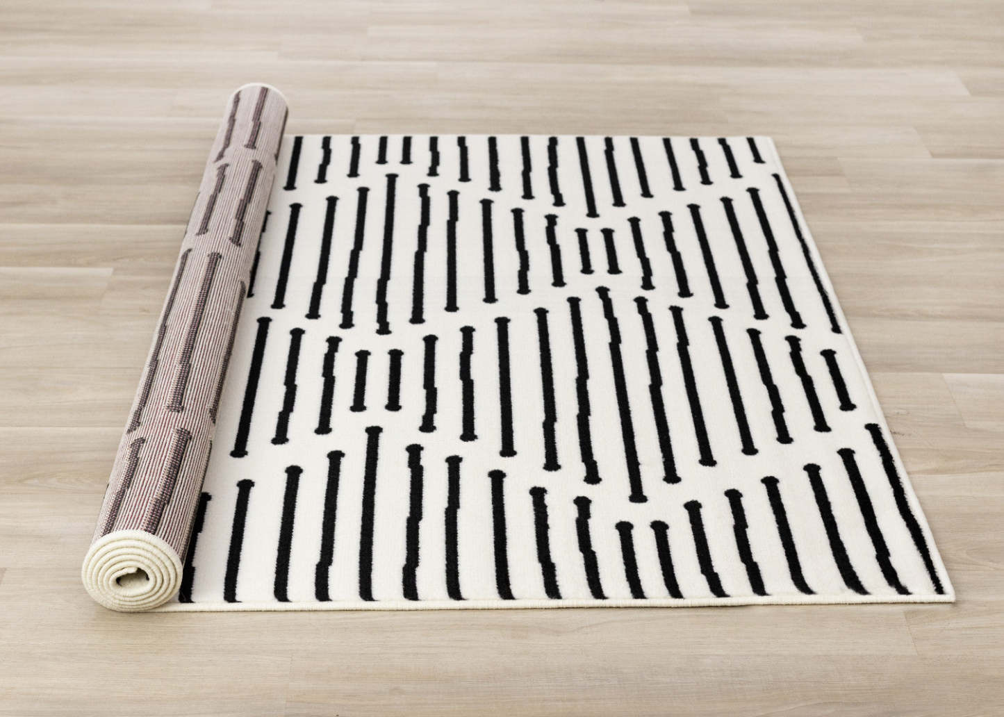 Forte Black White Stripes Area Rug - 2'7 x 4'11|Carpette Forte noire et blanche à motif de rayures - 2 pi 7 po x 4 pi 11 po