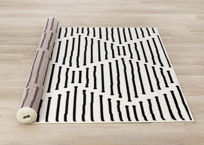 Forte Black White Stripes Area Rug - 4'7 x 6'7|Tapis Forte noir et blanc à rayures - 4 pi 7 po x 6 pi 7 po