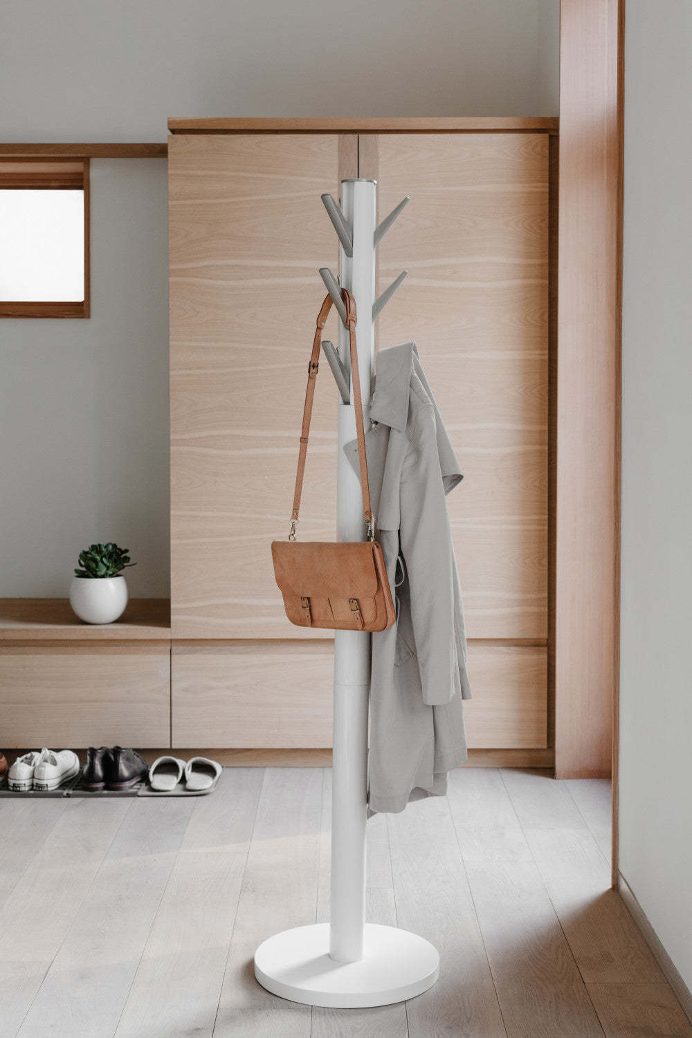 Umbra Modern Wood Flapper Coat Rack - Blanc|Portemanteau moderne Flapper de Umbra en bois - blanc