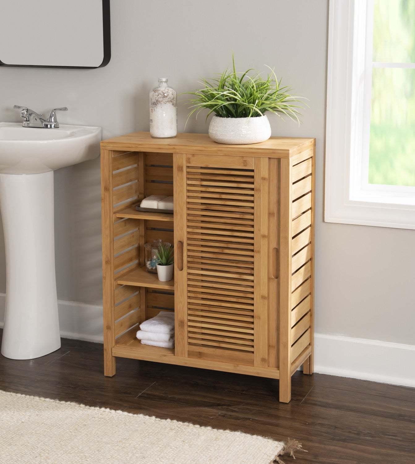 Bracken Bamboo 2-Door Floor Accent Cabinet - Naturel|Armoire décorative Bracken en bambou à 2 portes - naturelle