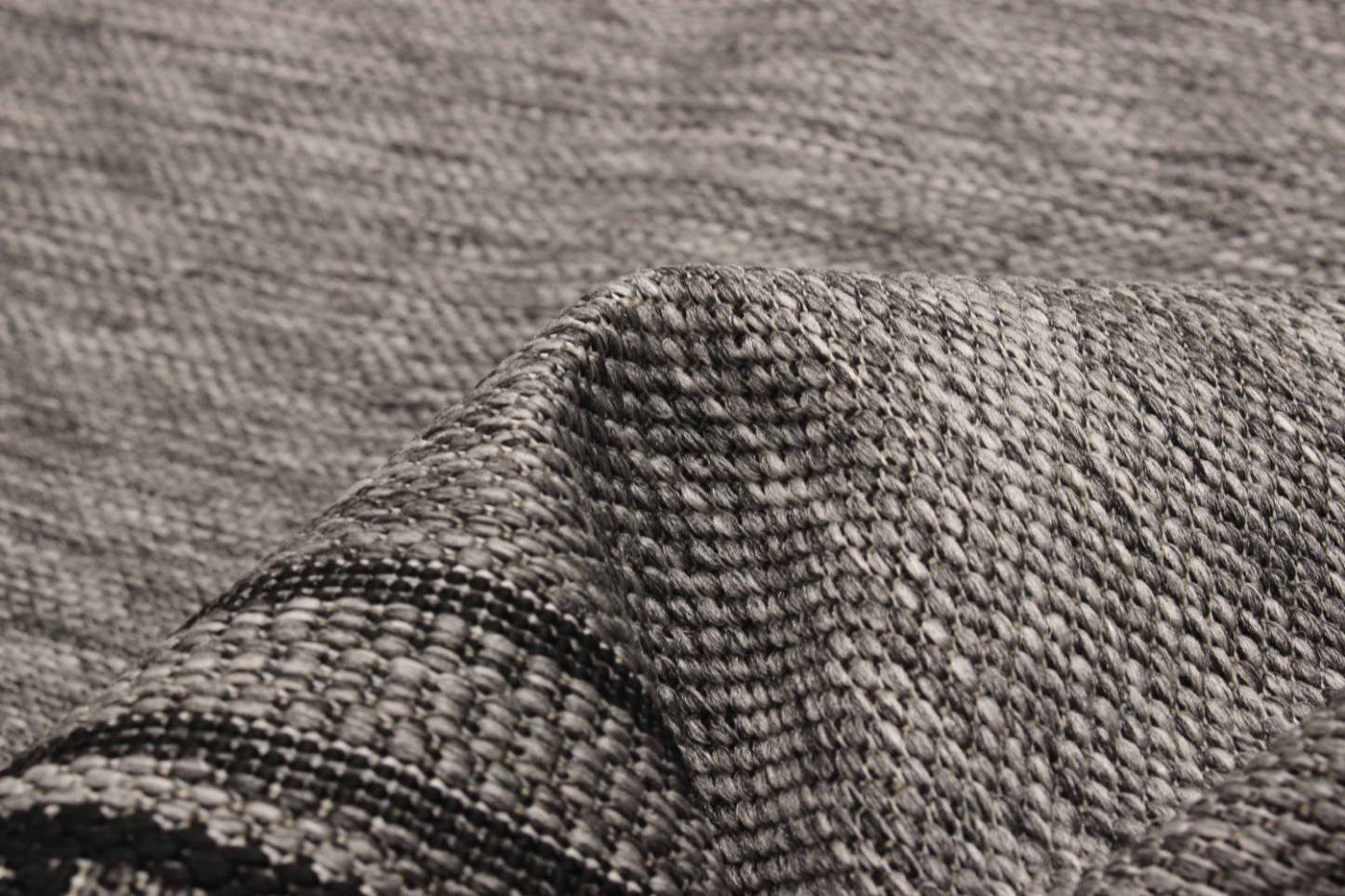 Tapis Versach grise - 5 pi 0 po x 8 pi 0 po