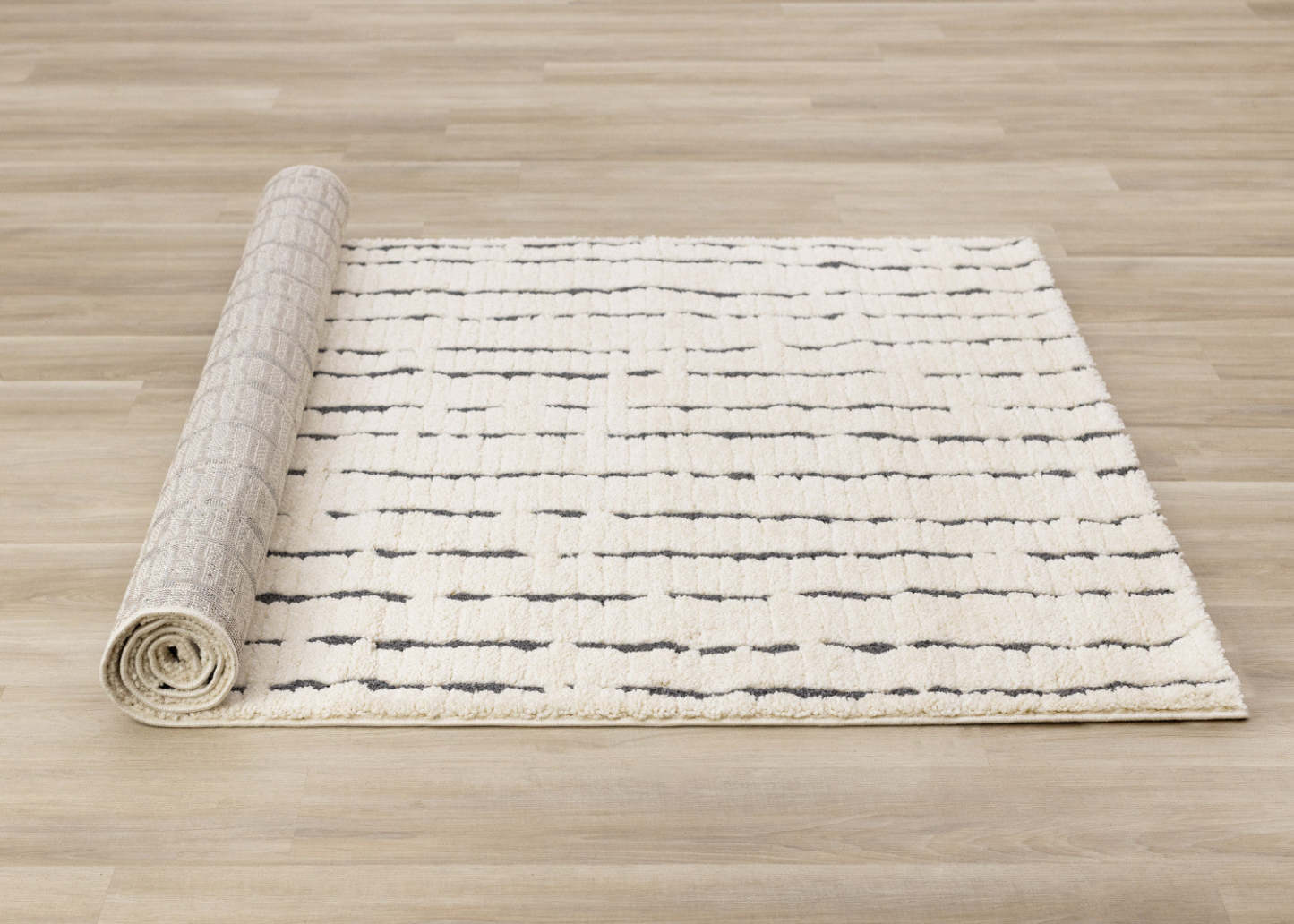 Teagan Plush Pile Cream Black Vertical Lines Area Rug - 6'7 x 9'6|Carpette à poil moelleux Teagan crème et noire à motif de rayures verticales - 6 pi 7 po x 9 pi 6 po