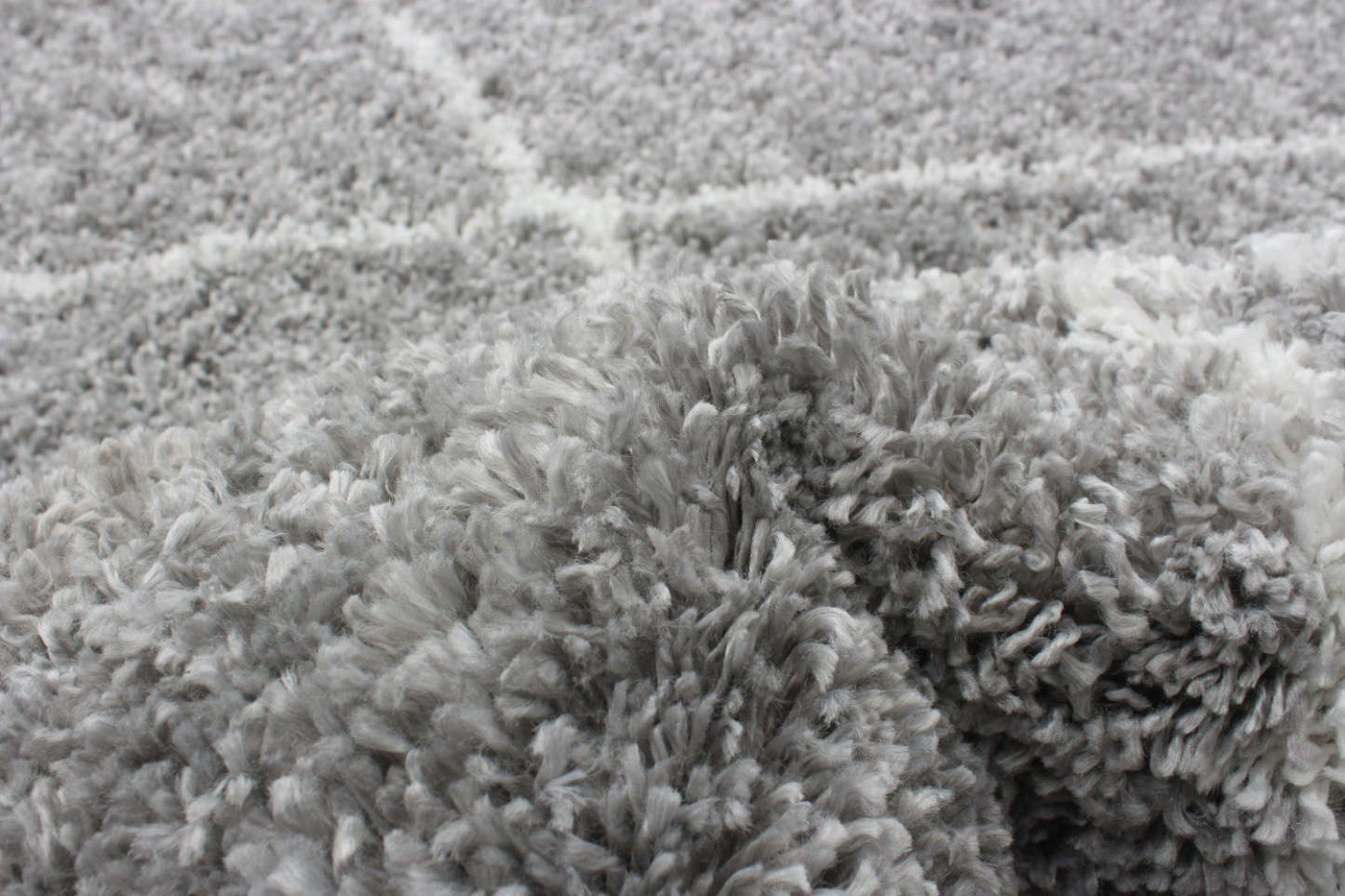 Helma Losange Gris Clair Shag 3'11 X 5'11 Area Rug|Carpette à poil long Helma Losange gris clair 3 pi 11 po x 5 pi 11 po|D86FILQA