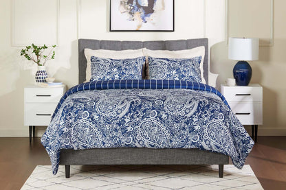 Lochlan 3-Piece King Comforter Set - Navy and White | Ensemble d’édredon Lochlan 3 pièces pour très grand lit - bleu marine et blanc