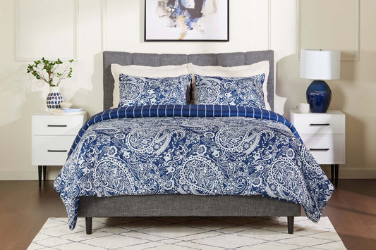 Lochlan 3-Piece King Comforter Set - Navy and White | Ensemble d’édredon Lochlan 3 pièces pour très grand lit - bleu marine et blanc