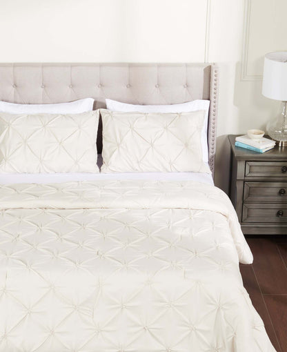 Gardenia Wynd 3-Piece King Comforter Set - Oatmeal | Ensemble d'édredon Gardenia Wynd 3 pièces - écru pour très grand lit