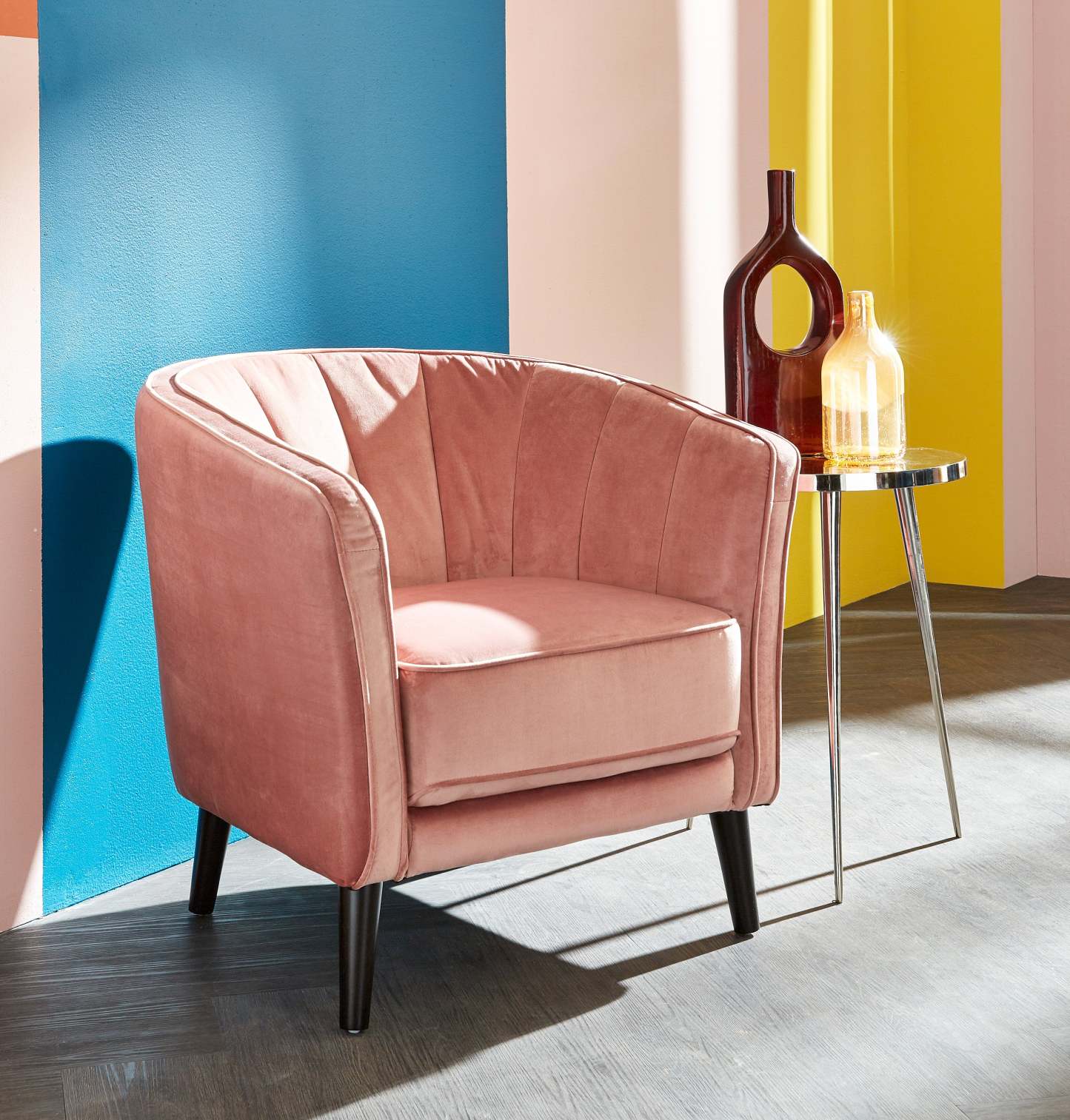 Chaise d'appoint en tissu velours Brinley 29 avec pieds en bois - Rose | Fauteuil d'appoint Brinley de 29 po en tissu de velours avec pattes en bois - rose