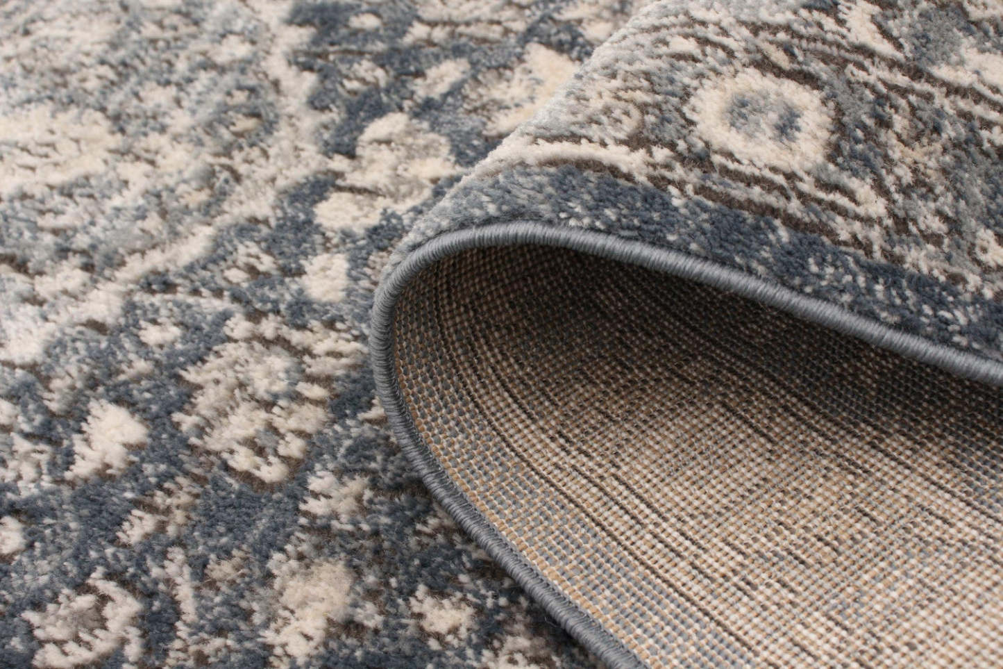 Octavian Tabriz Grey Area Rug - 2'7 x 8'2|Carpette Octavian Tabriz gris - 2 pi 7 po x 8 pi 2 po| D2ADBMPV