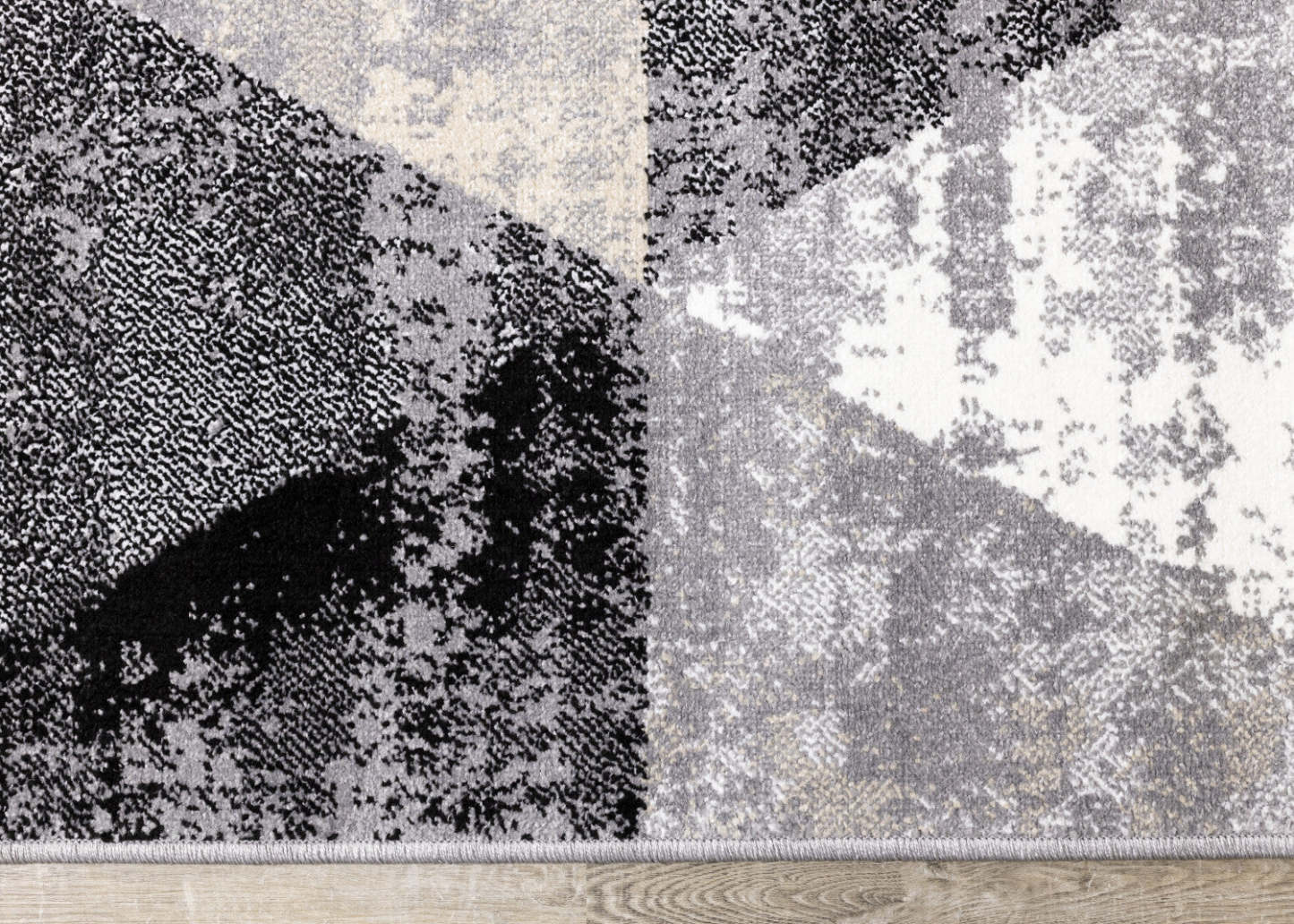 Covington Distressed Triangles Area Rug - 2'0 x 3'11|Tapis Covington à motifs de triangles vieillis - 2 pi x 3 pi 11 po