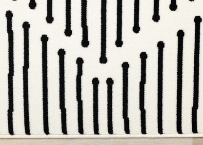 Forte Black White Stripes Area Rug - 2'7 x 4'11|Carpette Forte noire et blanche à motif de rayures - 2 pi 7 po x 4 pi 11 po
