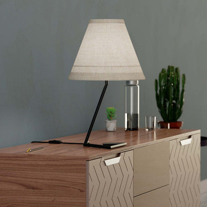 23 Table à base angulaire noire avec abat-jour conique | Lampe de table noire de 23 po à base angulaire avec abat-jour conique