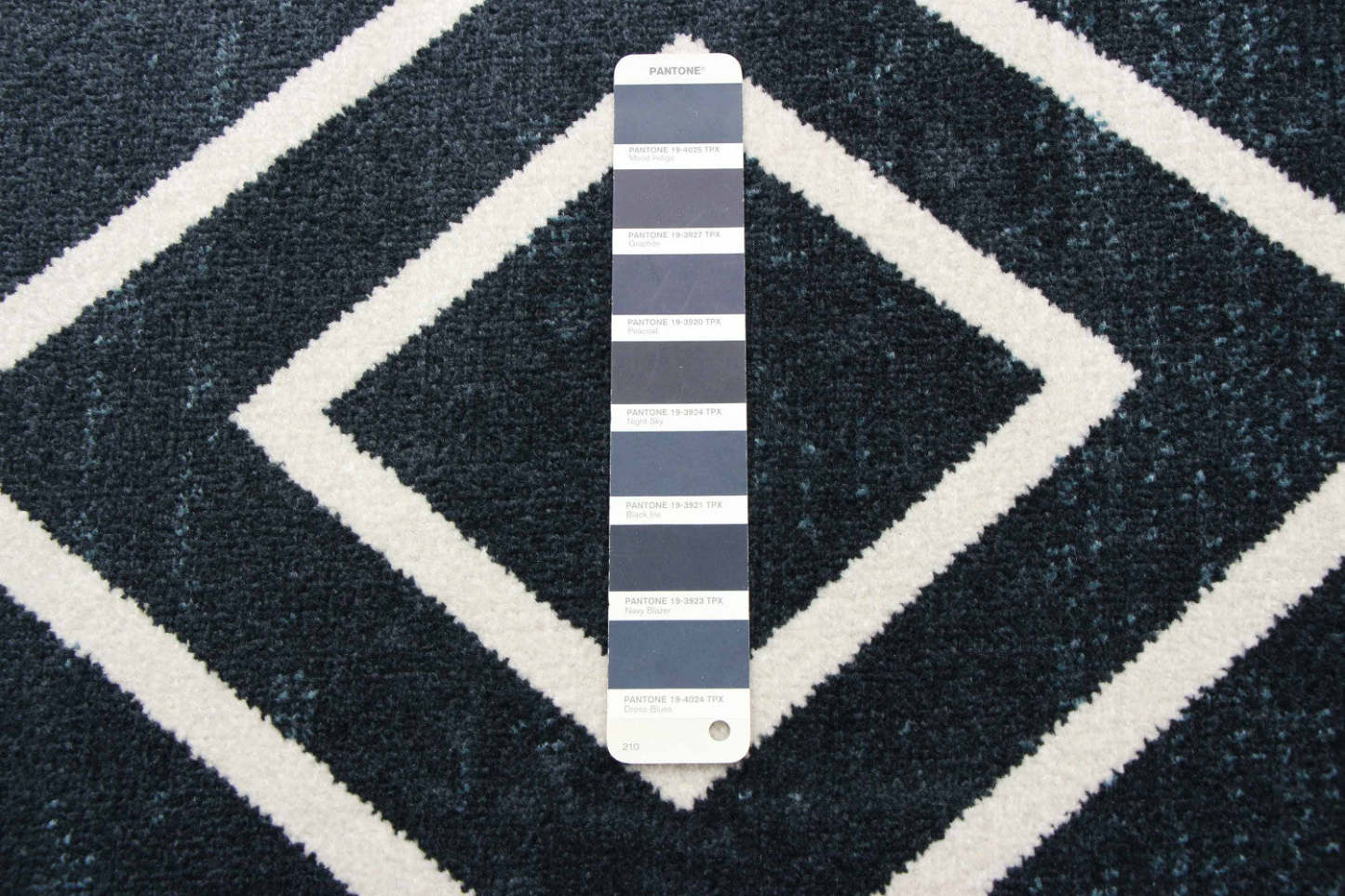 Kenza Blue Machine Washable Area Rug - 5'0 x 7'0|Tapis Kenza bleu lavable à la machine - 5 pi 0 po x 7 pi 0 po|D86FQR31