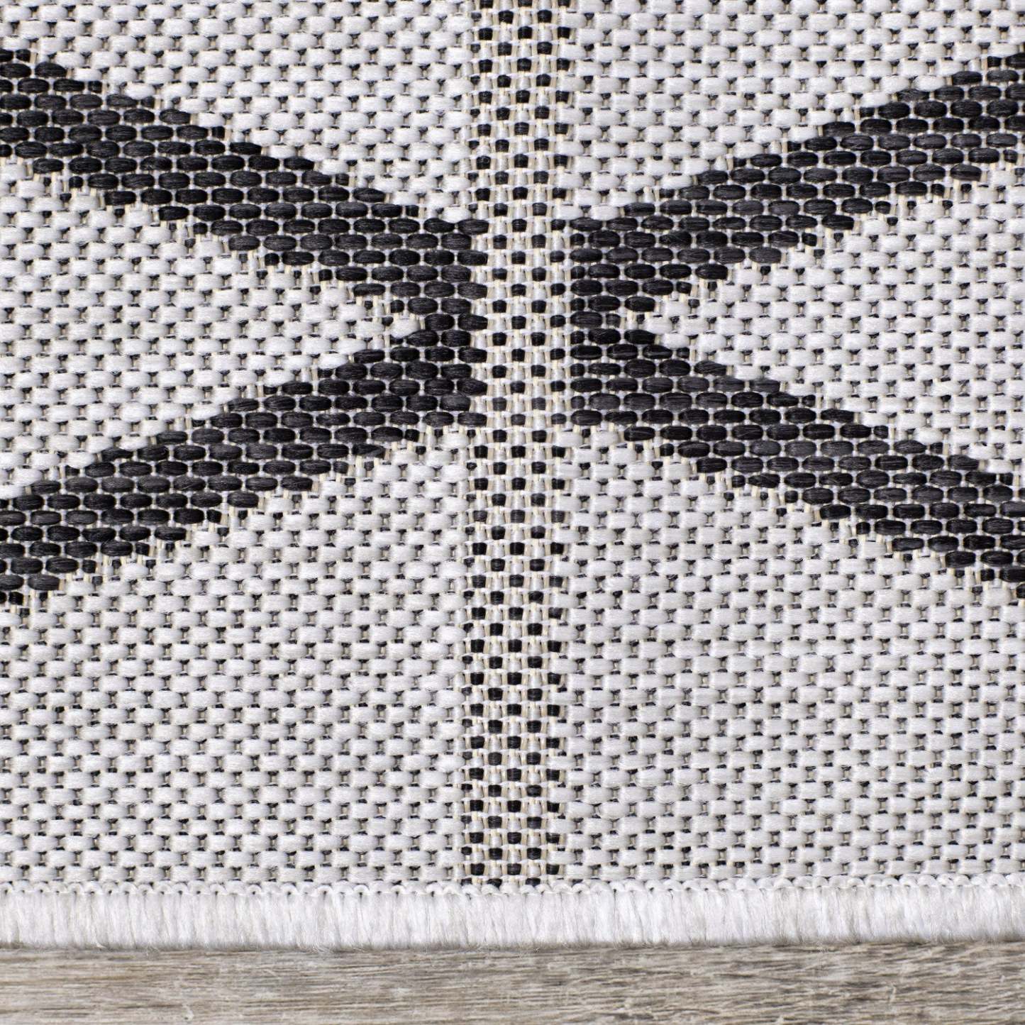 Jackson Diamond Indoor/Outdoor Area Rug - 7'10 x 10'6|Carpette Jackson à motif de diamants pour l'intérieur et l'extérieur - 7 pi 10 po x 10 pi 6 po