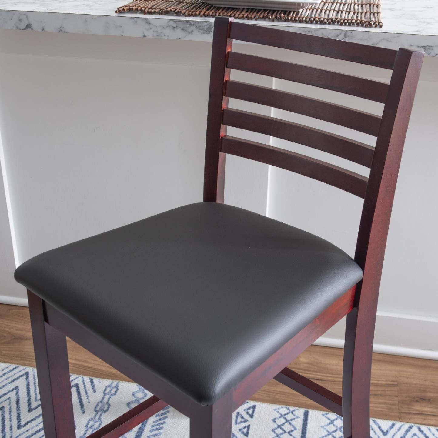 Torino Faux Leather Ladder Back Counter-Height Tabouret - Merlot|Tabouret Torino de hauteur comptoir en similicuir avec dossier en échelle - merlot