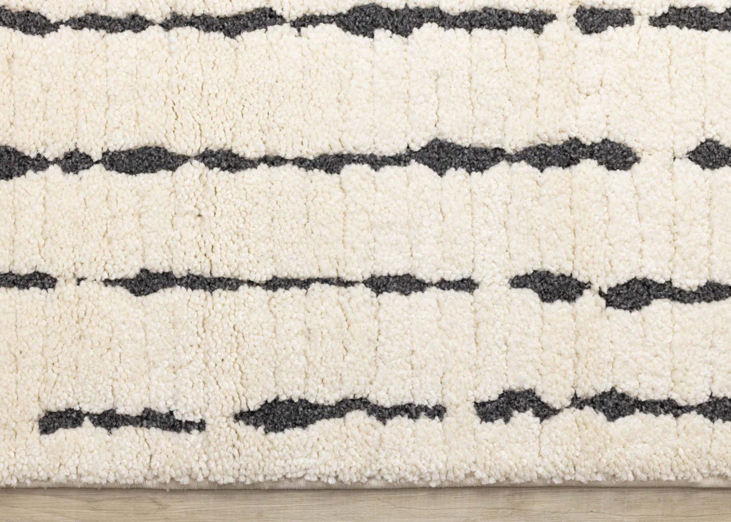 Teagan Plush Pile Cream Black Vertical Lines Area Rug - 6'7 x 9'6|Carpette à poil moelleux Teagan crème et noire à motif de rayures verticales - 6 pi 7 po x 9 pi 6 po