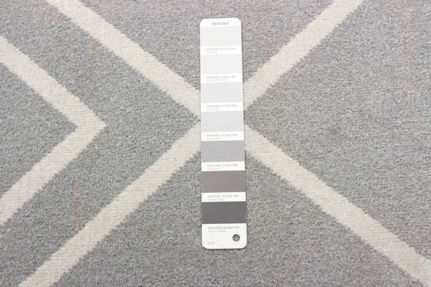 Kenza Grey Machine Washable Area Rug - 5'0 x 7'0|Tapis Kenza gris lavable à la machine - 5 pi 0 po x 7 pi 0 po|D86FC6WF