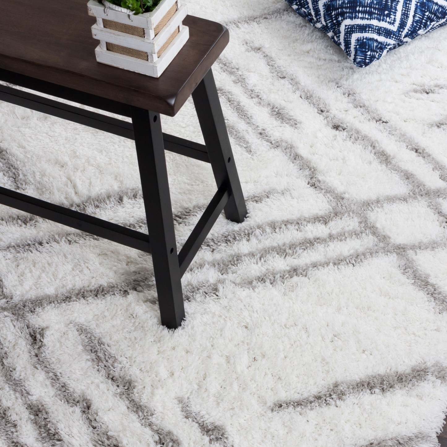 Ker White Lines 3x5 Area Rug|Carpette Ker blanche à rayures 3 x 5|D80GLQTV