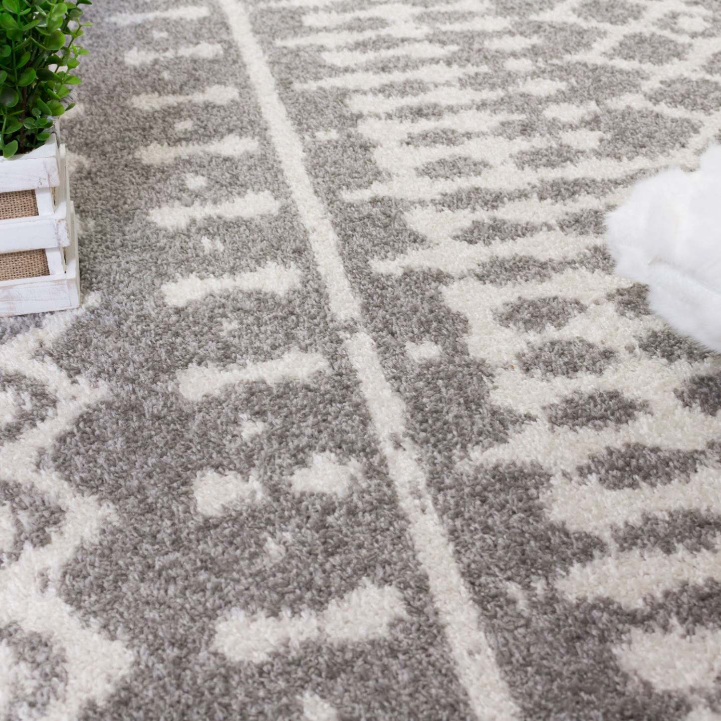 Lavan L Grey Mor 3x5 Area Rug|Carpette Lavan grise à motifs marocains 3 x 5|D80GAUP6