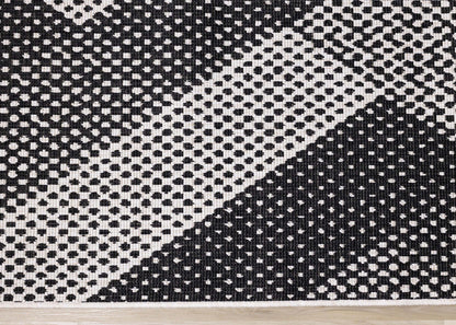 Brooke Two-Sided Chevron Outdoor Area Rug - 7'10 x 11'2|Carpette Brooke à motif de chevron recto verso pour l'extérieur - 7 pi 10 po x 11 pi 2 po