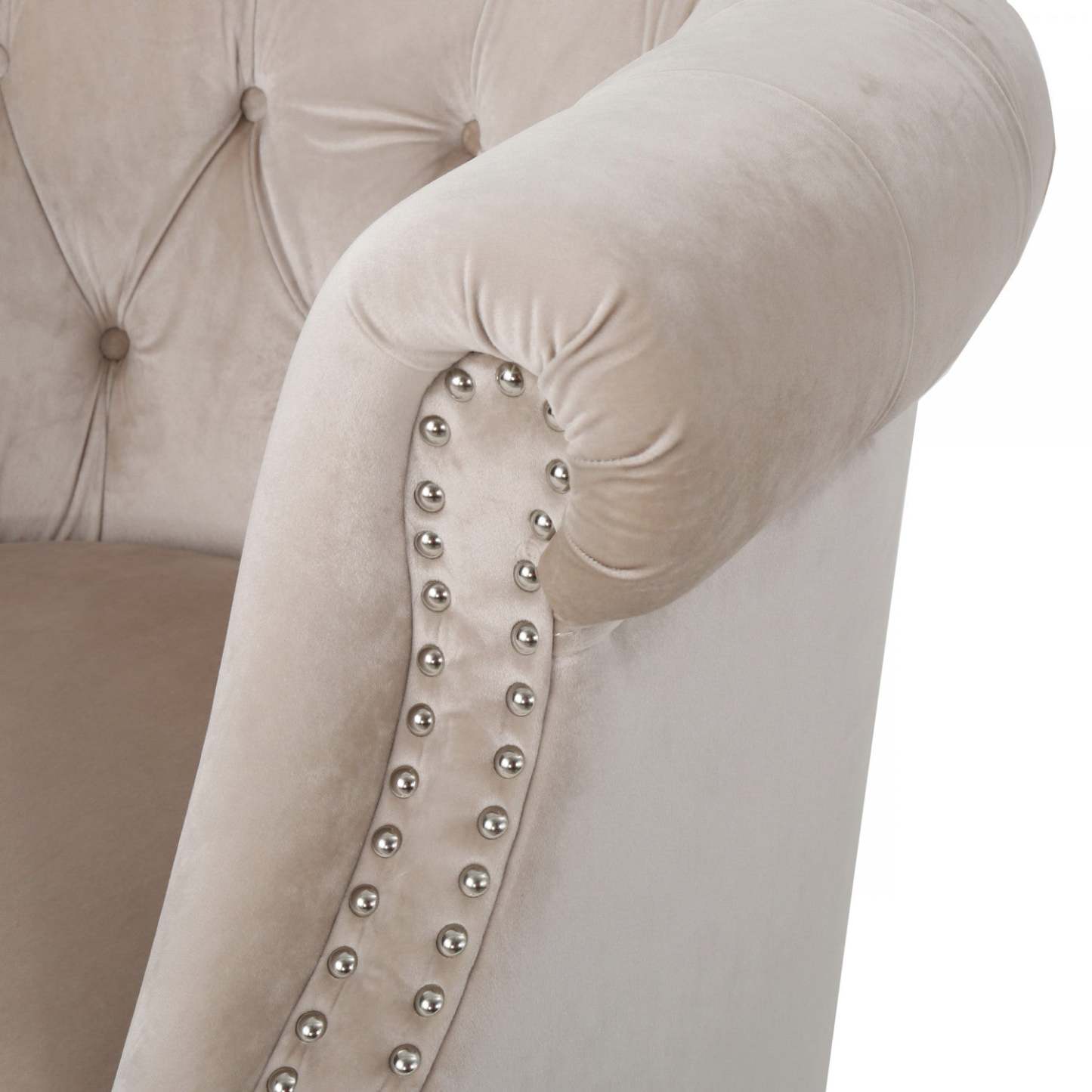 Chaise en tissu velours Akira avec capitonnage à boutons et garniture cloutée - Champagne | Fauteuil Akira En Tissu Velours Avec Capitonnage À Boutons Et Bordure Clouée - Couleur Champagne