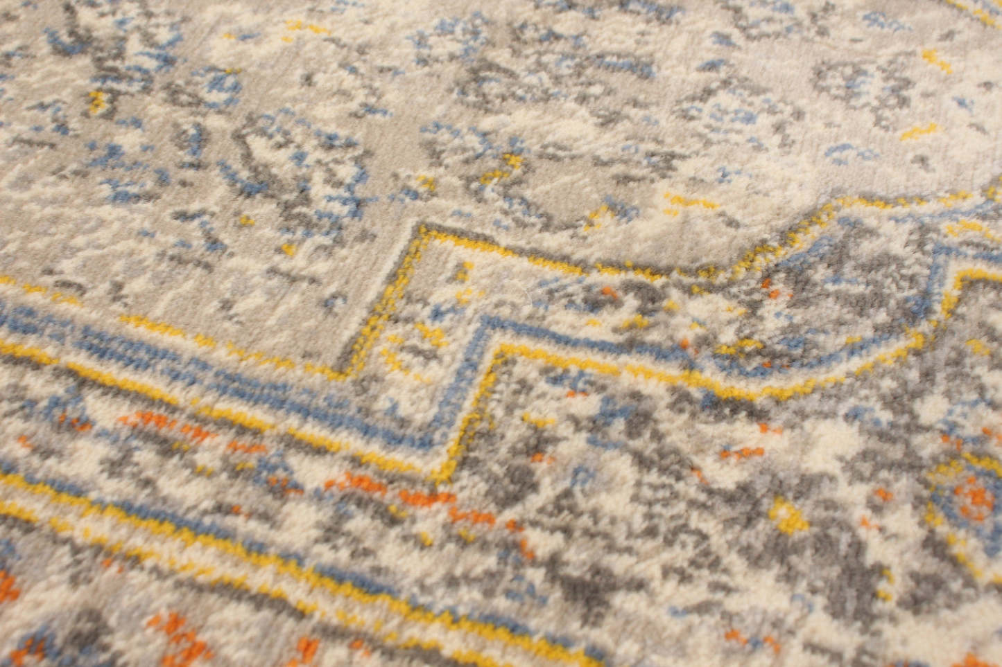 Maisie Grey Area Rug - 2'7 x 8'0|Carpette Maisie gris - 2 pi 7 pox 8 pi 0 po| D29DQAWA