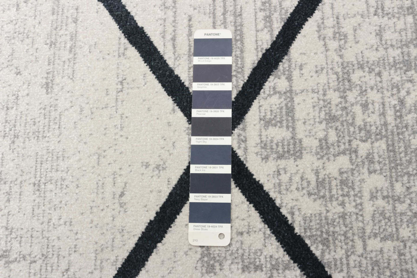 Tapis Damali ivoire/bleu lavable en machine - 3'0 x 5'0|Carpette Damali ivoire et bleue lavable à la machine - 3 pi 0 po x 5 pi 0 po|D86FFQBJ