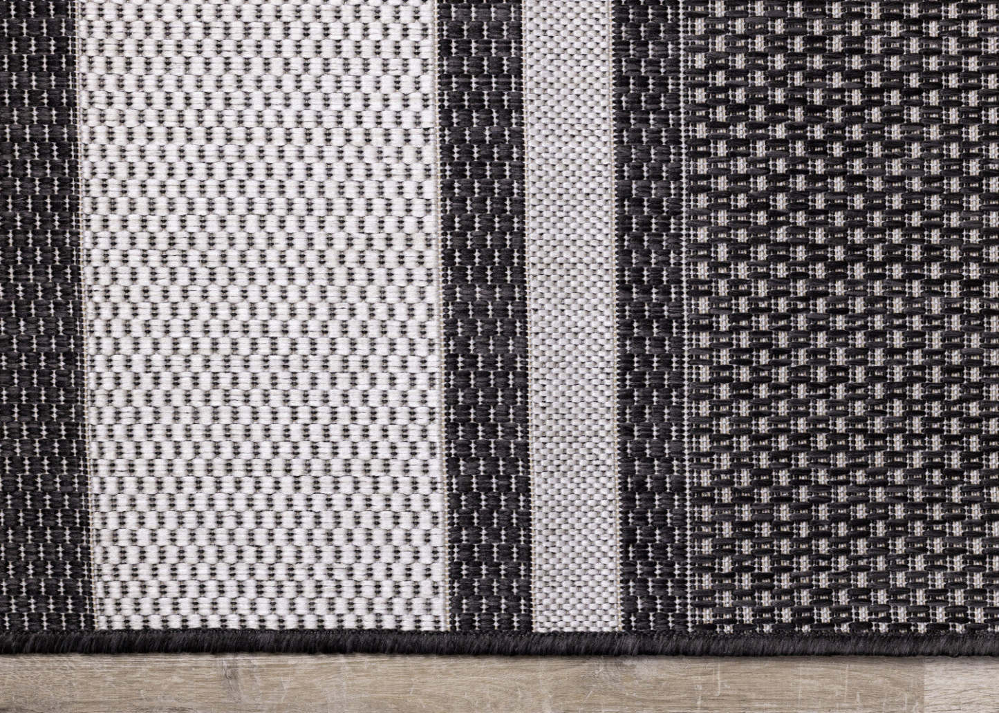 Tapis intérieur/extérieur rayé Jackson - 5'3 x 7'7|Tapis Jackson à rayures pour l'intérieur et l'extérieur - 5 pi 3 po x 7 pi 7 po