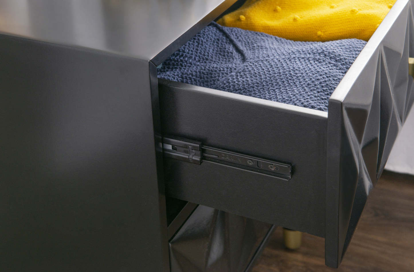 Geo 2-Drawer Textured Nightstand - Black|Table de nuit Geo texturée à 2 tiroirs - noire