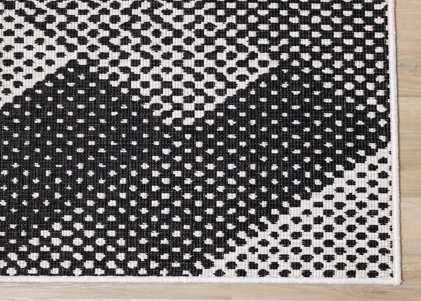 Brooke Two-Sided Chevron Outdoor Area Rug - 7'10 x 11'2|Carpette Brooke à motif de chevron recto verso pour l'extérieur - 7 pi 10 po x 11 pi 2 po