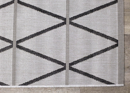 Jackson Diamond Indoor/Outdoor Area Rug - 5'3 x 7'7|Tapis Jackson à motif de diamants pour l'intérieur et l'extérieur - 5 pi 3 po x 7 pi 7 po