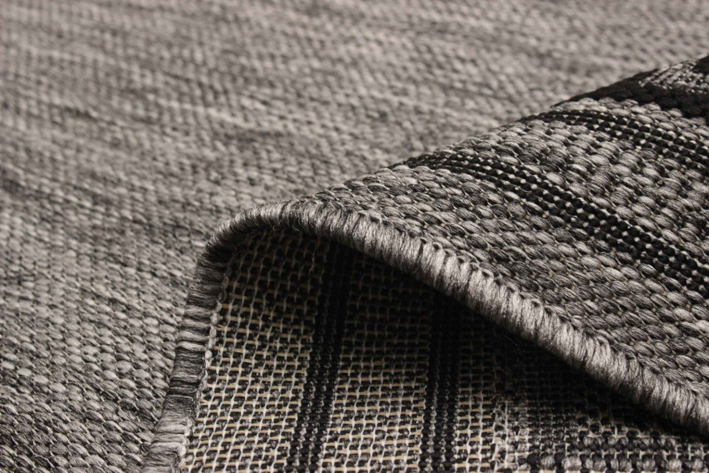 Tapis Versach grise - 5 pi 0 po x 8 pi 0 po