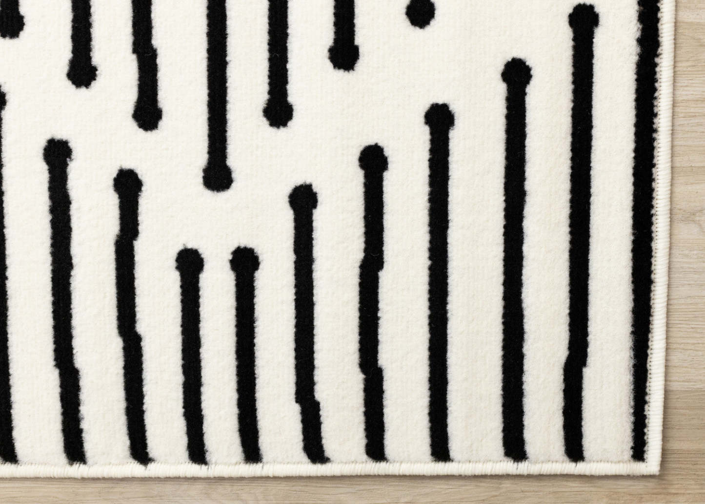 Forte Black White Stripes Area Rug - 2'7 x 4'11|Carpette Forte noire et blanche à motif de rayures - 2 pi 7 po x 4 pi 11 po