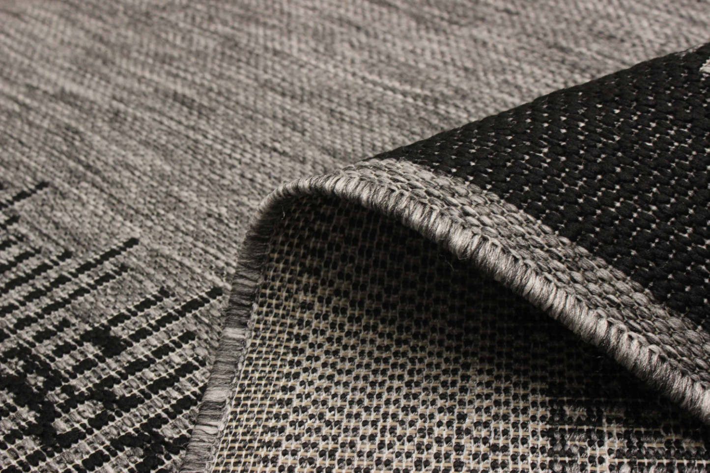 Edge Grey Area Rug - 5'0 x 8'0|Tapis de zone gris Edge - 5 pi 0 po x 8 pi 0 po