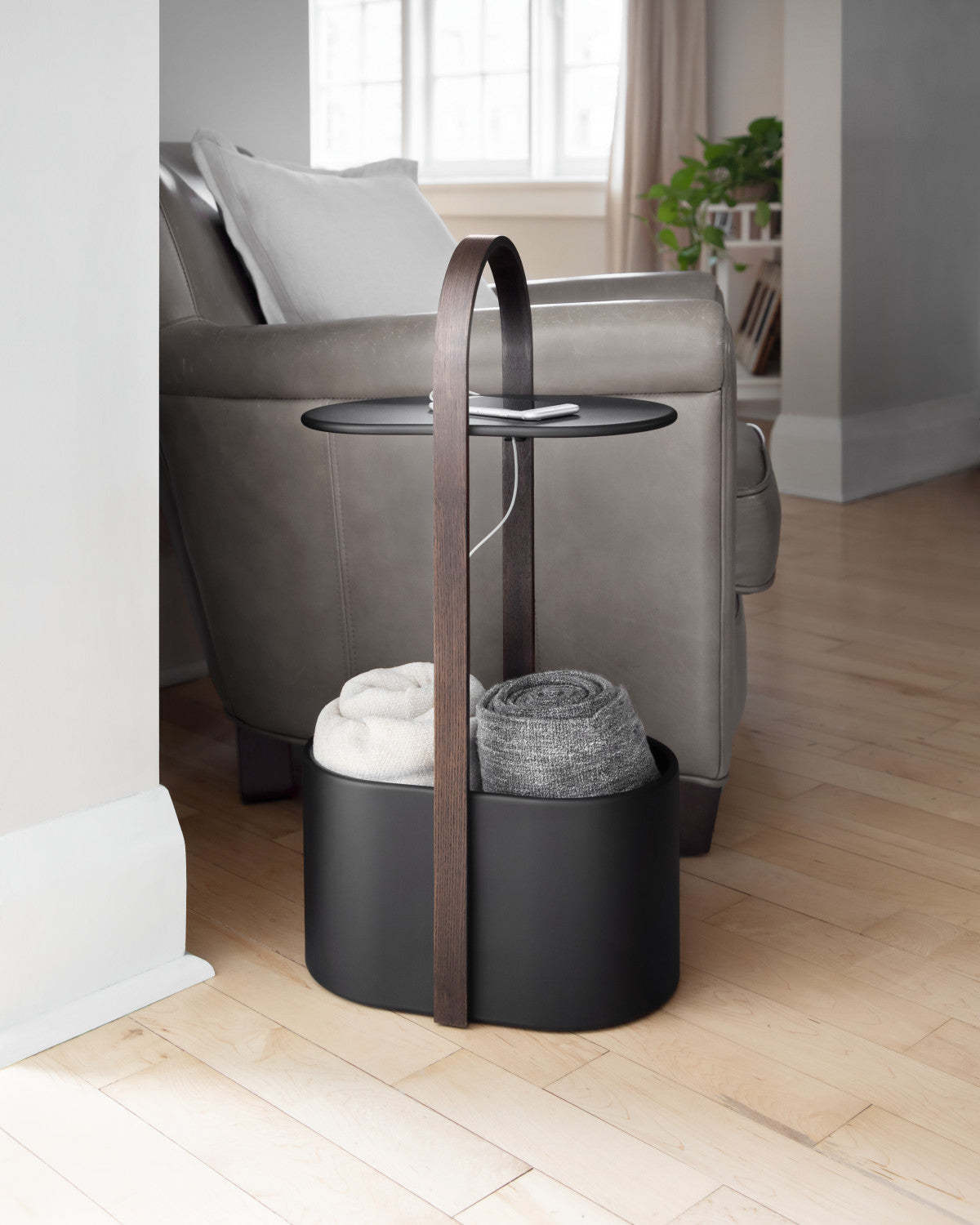Umbra Modern Steel Bellwood Storage End Table - Black and Walnut|Table de bout moderne Bellwood en acier d'Umbra avec rangement - noire et noyer