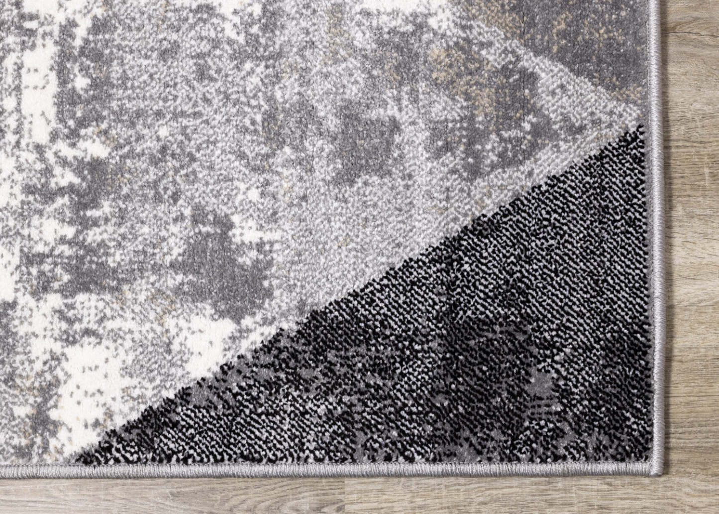 Covington Distressed Triangles Area Rug - 2'0 x 3'11|Tapis Covington à motifs de triangles vieillis - 2 pi x 3 pi 11 po