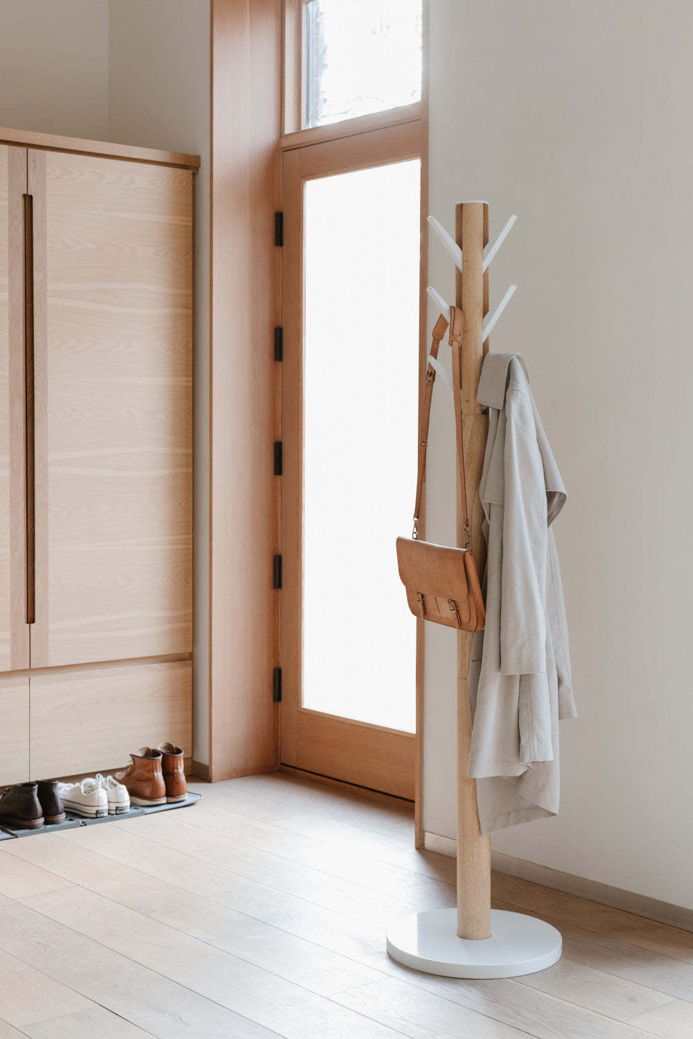 Umbra Modern Wood Flapper Coat Rack - Blanc et Naturel|Portemanteau moderne Flapper de Umbra en bois - blanc et naturel